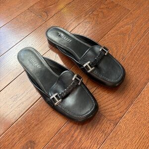 VILLAGER A Liz Claiborne Company Black Leather Slip-On Sandals 6W